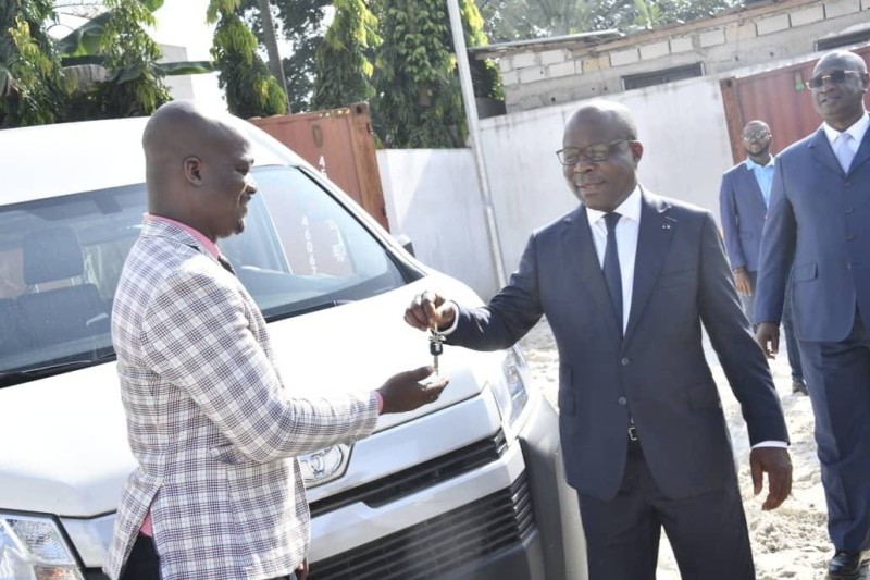 Un responsable de district sanitaire recevant son véhicule. (Ph: Dr)