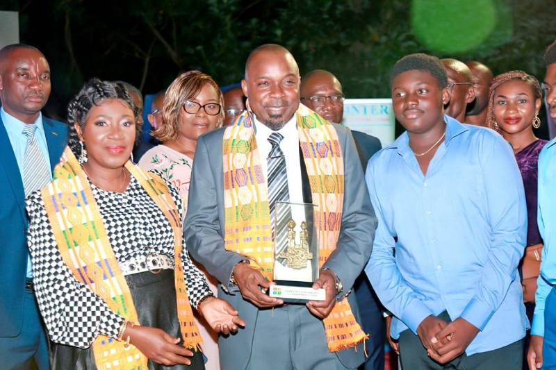 Le fondateur receptionne son Prix (DR)