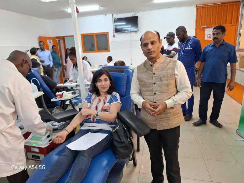 Le diplomate indien et une donneuse de sang. (Ph: Dr)