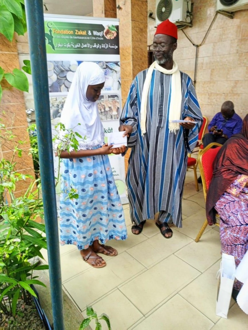 L'une des bénéficiaires recevant son don des mains du Pca de la Fondation. (DR)