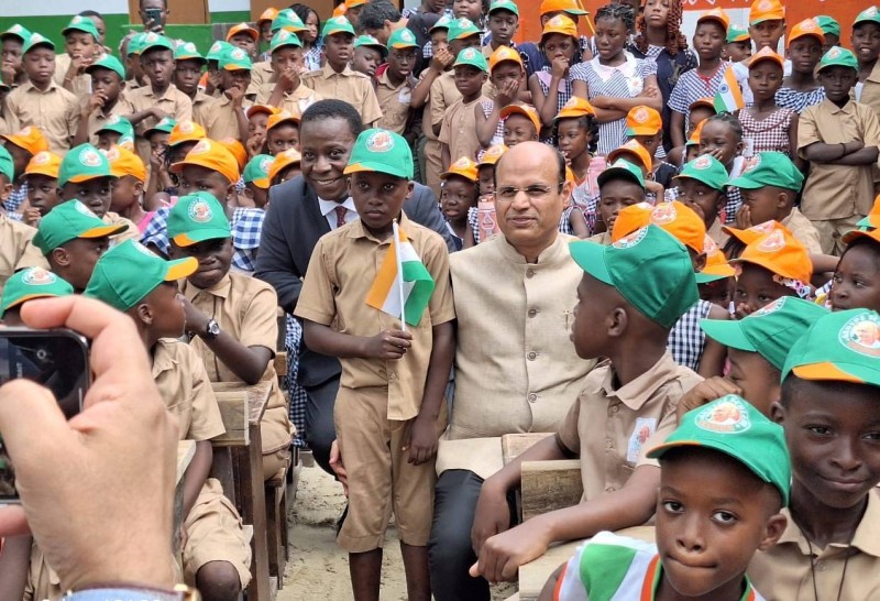 L'ambassadeur de l'Inde et les élèves du groupe scolaire Gandhi.