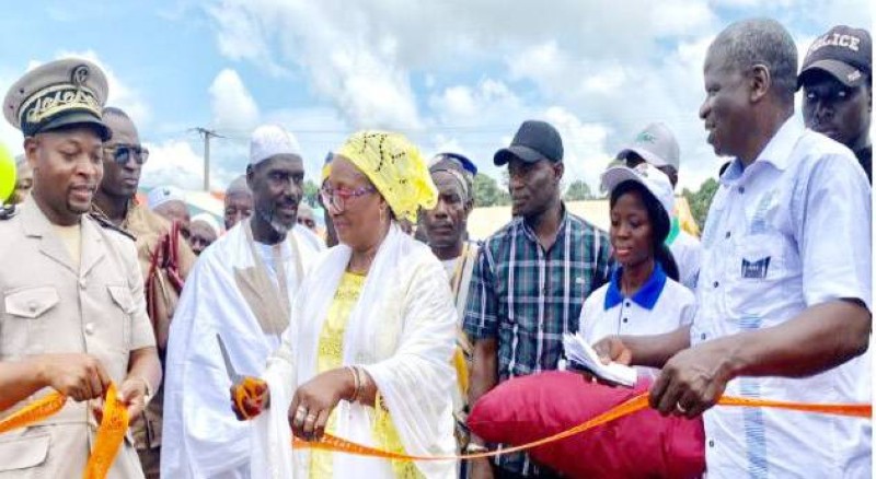 La coupure de ruban lors de l'inauguration du foyer des jeunes. (Ph: Dr) 