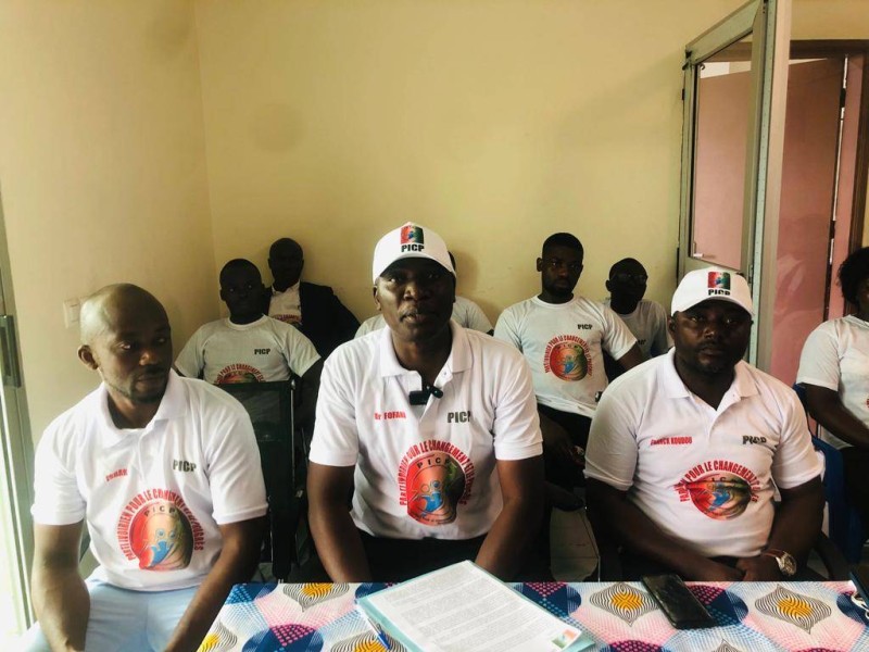 Dr Fofana Mamery ( au centre) président du Picp déclare que son parti veut incarner les aspirations profondes du peuple à la paix, à la démocratie, à la cohésion nationale.