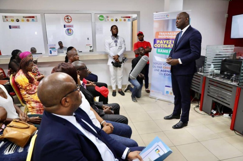 Idriss Traoré, directeur général adjoint chargé de l’exploitation de la Cnps (debout à droite), procédant au lancement de l’opération. (Dr)
