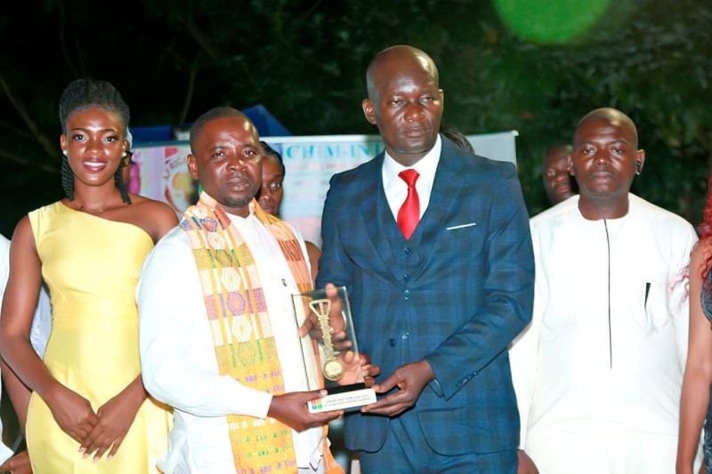 Bamba Moussa heureux de recevoir son prix (DR)