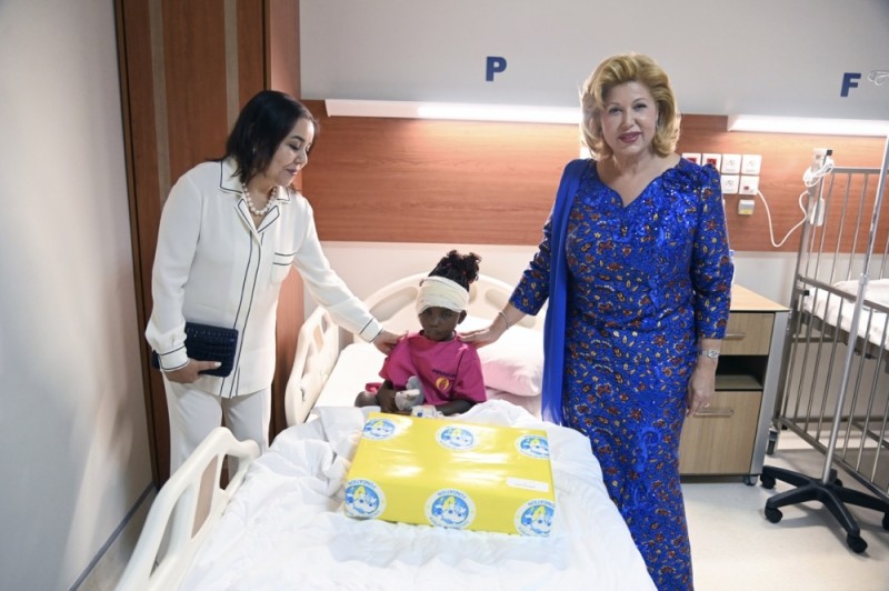 Dominique Ouattara et la princesse Lalla Asmaa au chevet d'un enfant opéré. (Ph: Dr)