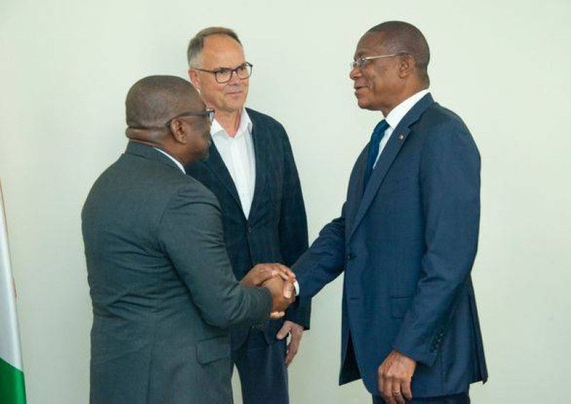 Le ministre Bruno Koné et ses hôtes (DR)
