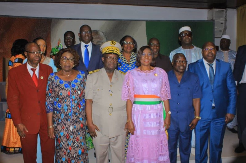 Le maire Kandia Camara et ses adjoints autour du préfet d’Abidjan. (DR)