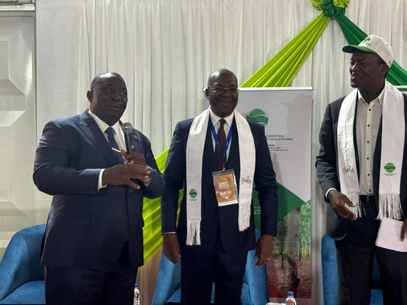Le ministre d'Etat, ministre de l'Agriculture et du développement rural a dit toute sa fierté à la faitière. (DR)