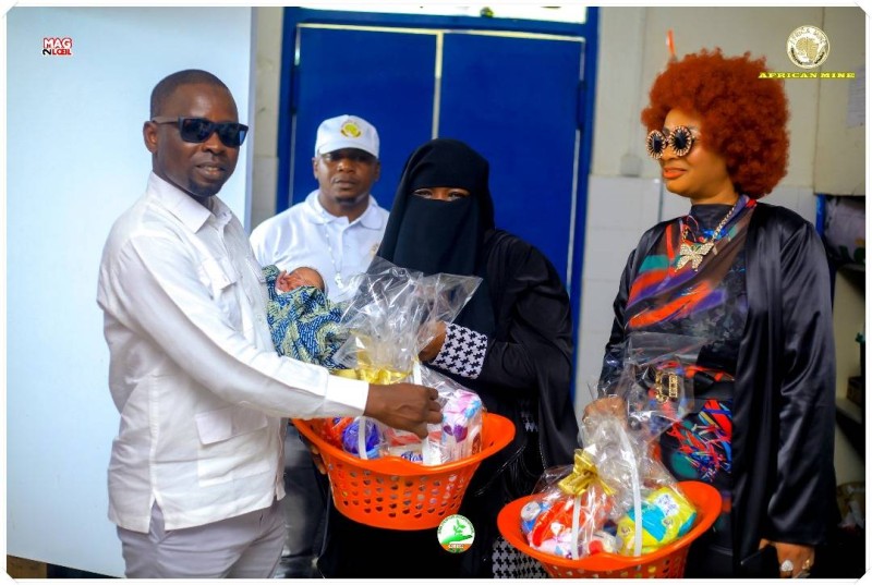 Le Pdg Bamba Moussa fait ici un don à une femme (Photo DR)
