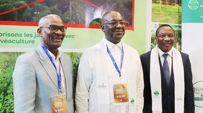 De g. à droite le Président de la FPH-CI, KOBLAVI-DIBI Michel, le Président de l'APROMAC, Charles-Emmanuel YACÉ, le Président de l'AUPCN, Lamine SANOGO. (Ph: Dr)