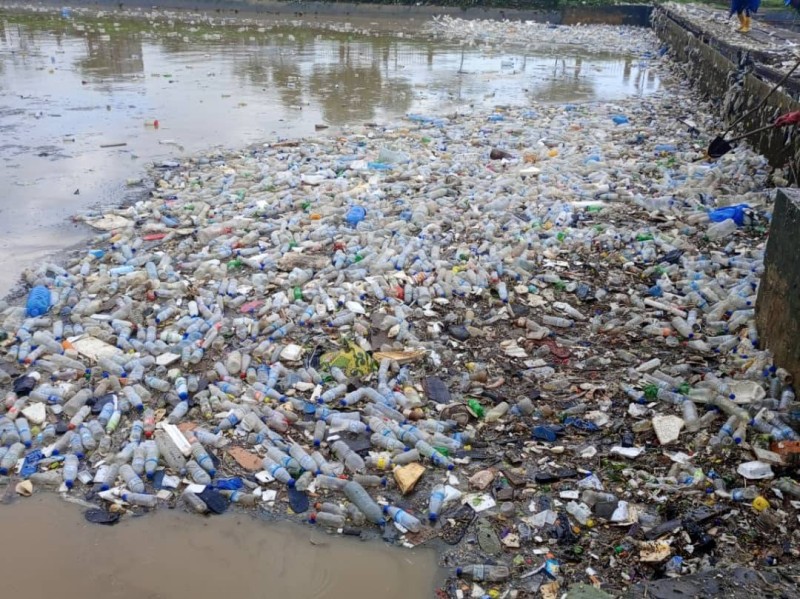 Des dechets de tous types flottent sur les eaux (Photo DR)
