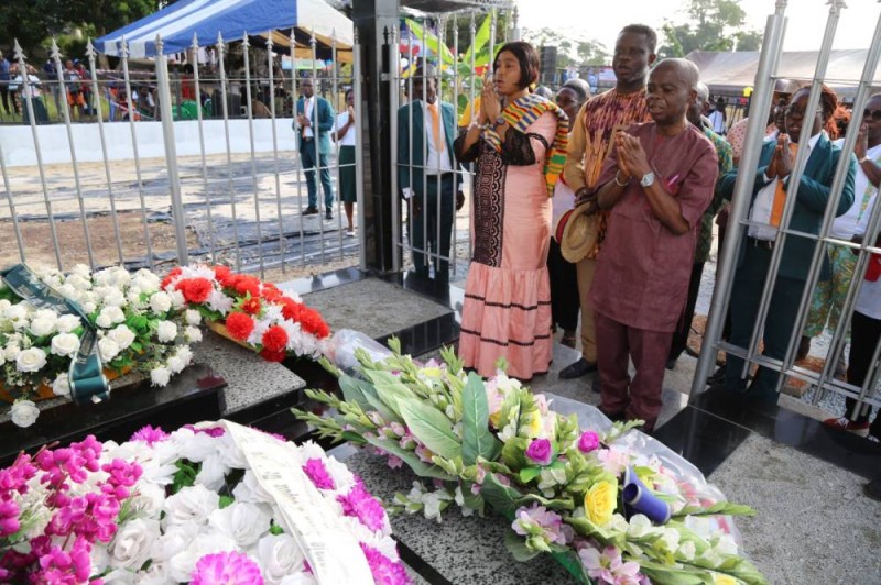 Recueillement des Boudhistes sur la tombe de André Deazon