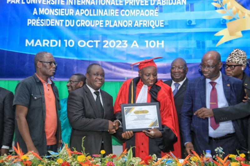 Le richissime homme d’affaires burkinabé heureux de recevoir cette distinction.