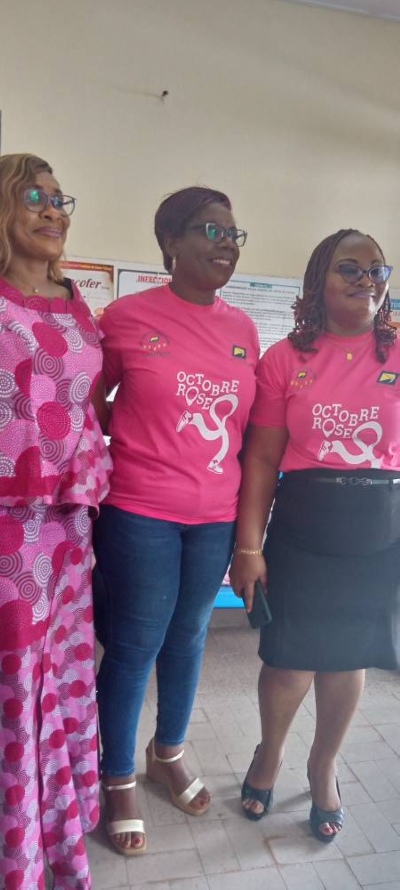 Désirée Gnéproust présidente de l'amicale des femmes de la Poste CI (au centre)
