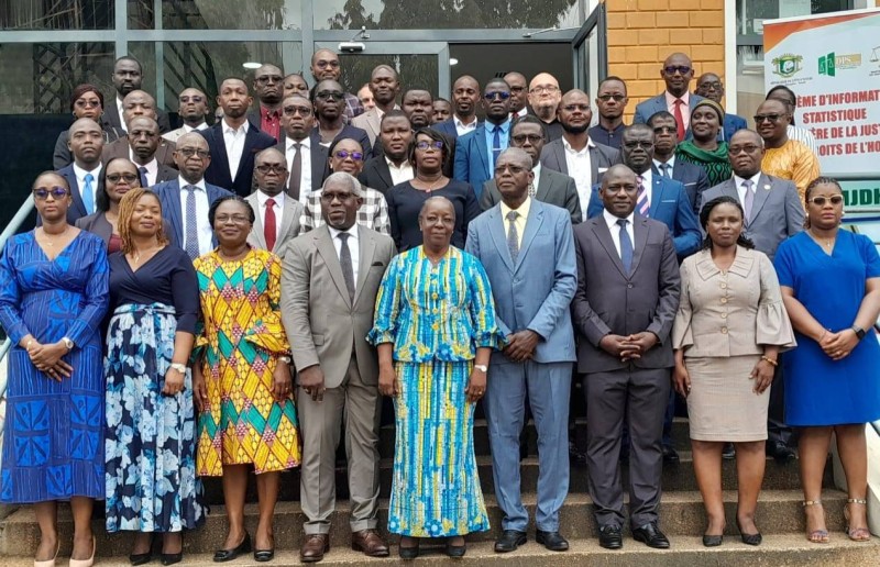 Photo de famille après la présentation et la validation de l'étude