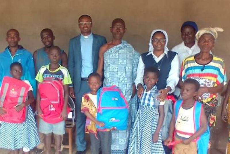 Des écoliers orphelins ont bénéficié de kits scolaires. (Photo DR)