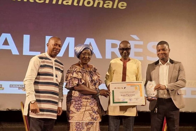 Le lauréat Serges N'Guessant de Fraternité Matin en compagnie de Mme Lysson Diomandé, directrice générale de l'Office national du cinéma de Côte d'Ivoire (Onac Ci) et des organisateurs du Prix