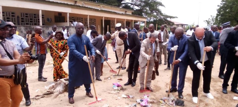 La célébration a été marquée par une opération coup de balai qui a vu la participation de tous les officiels. (photos : Dr)