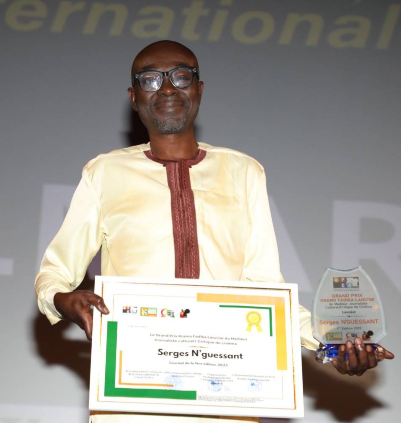 Serges N’guessant de Fraternité Matin désigné vainqueur du prix Kramo Fadika Lanciné du meilleur journaliste culturel, critique de cinéma. (photos : Julien Monsan)