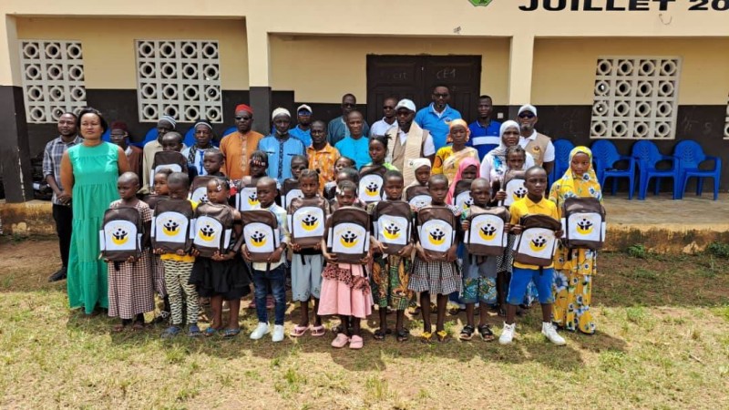 Les enfan,ts heureux de recevoir des kits scolaires (DR)