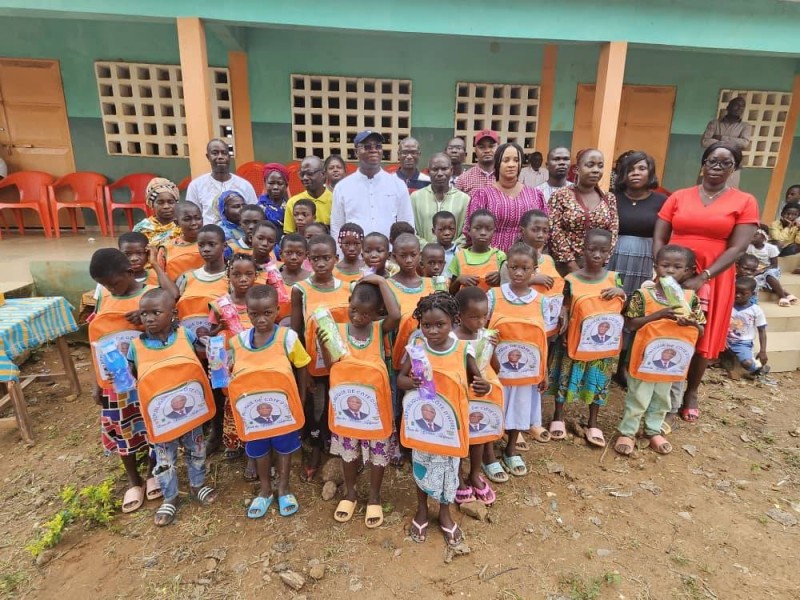 Des kits scolaires aux élèves des différentes localités de la commune. (Edgard Yoboué)