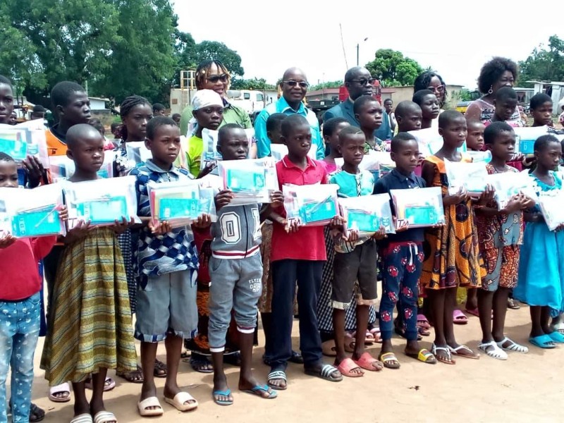 Les élèves démunis heureux de recevoir des kits scolaires. (Dr)