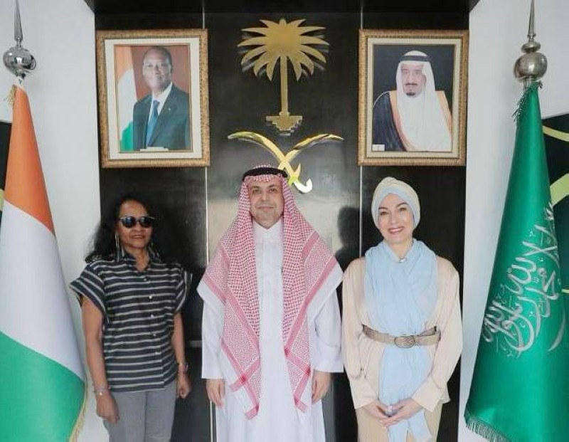 SEM Saad Bin Bakheat Al Qathami et Mme Suhad Belliard, et Mme Mai Al-Anis du Groupe des épouses des chefs de missions diplomatiques