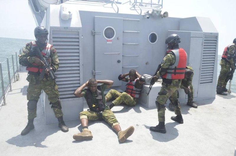 Vue d'un exercice sur un navire à Abidjan