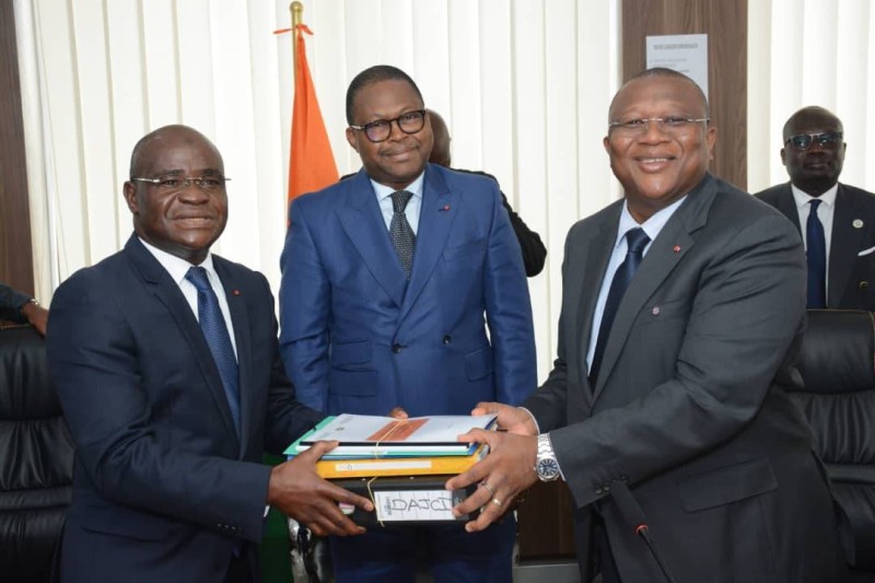 



Le ministre Ibrahim Kalil Konaté a été fait Commandeur dans l’Ordre du mérite de la Poste et des Télécommunications.  