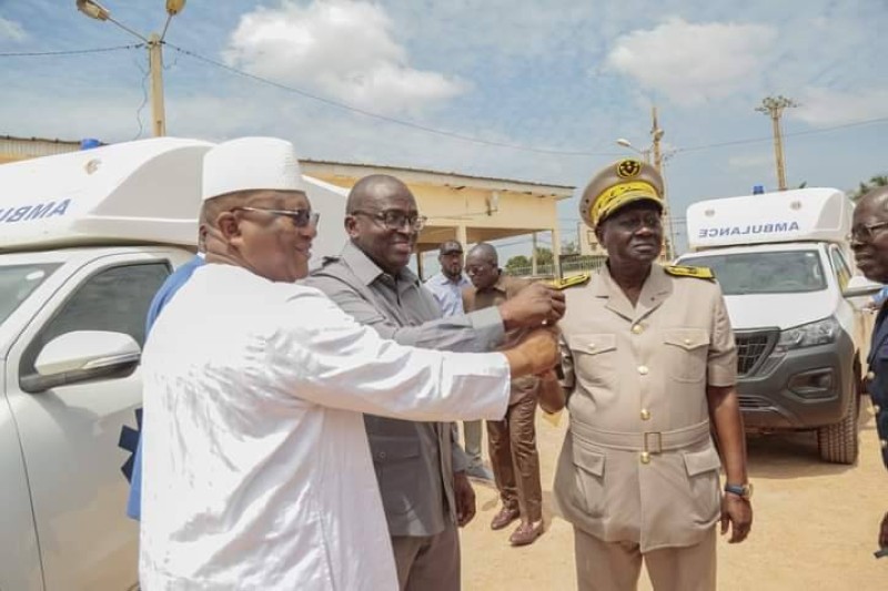 Fidèle Sarassoro procedant à la remise officielle des clés de deux ambulances. Photo DR 