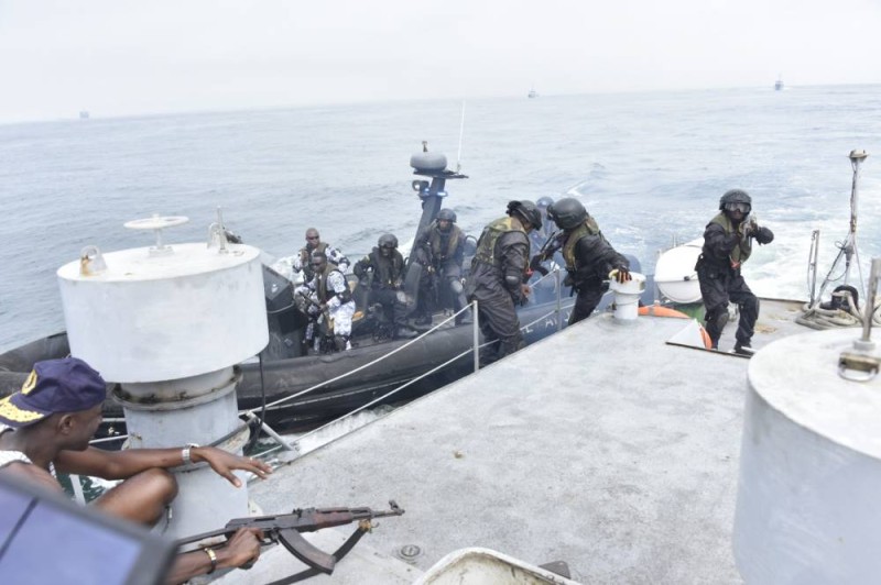 Des marins en intervention en mer
