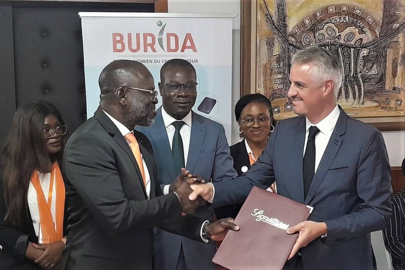 Echange de paraphés entre le Dg du Burida, Ouattara Karim et Pdg de l’Académie Franco-Anglophone des arts audiovisuels et du cinéma, Olivier Pascal