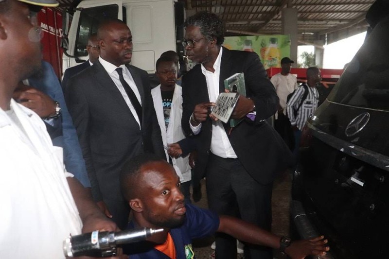 Le directeur de cbinet adjoint se fait expliquer la pose de la nouvelle palque (DR)