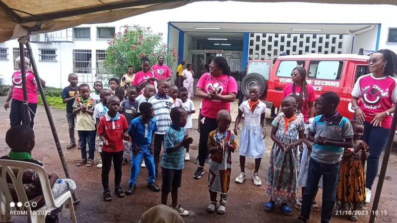 Les enfants rendus heureux par les zinzins du bonheur (DR)