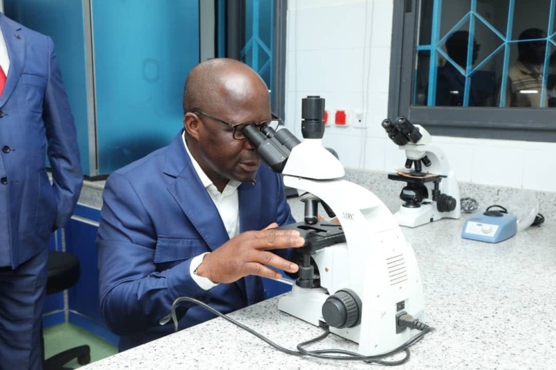 Le ministre essaie le matériel (DR)