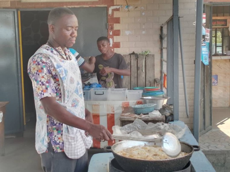 Adom Richard vendeur de garba