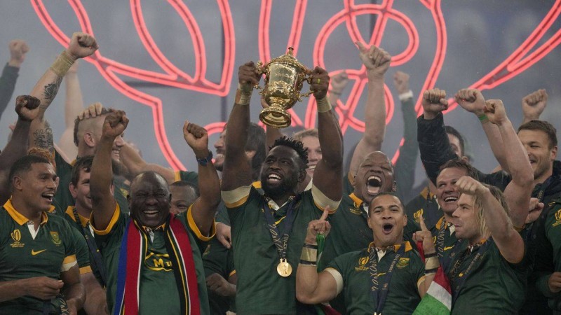 Les Sud Africains heureux de brandir leur trophée (DR)