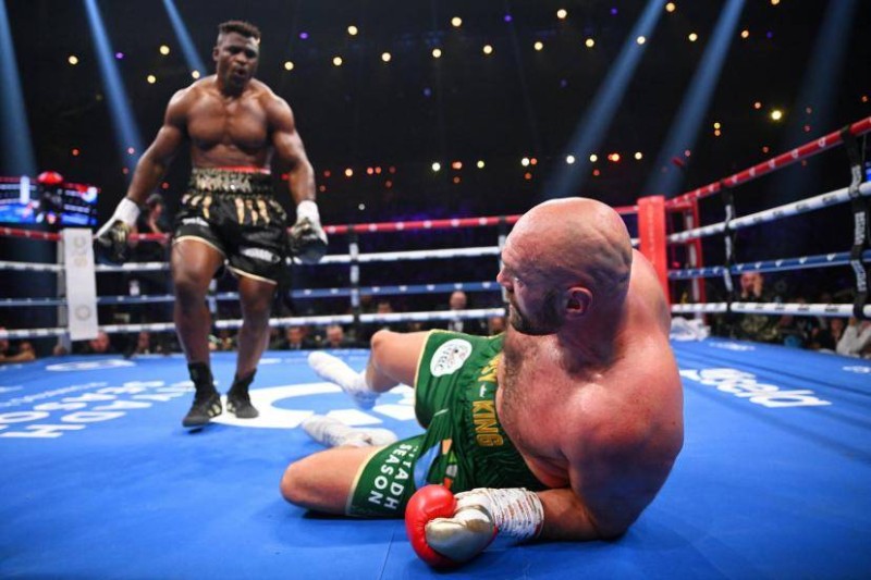 Tyson Fury au sol après un coup du Camerounais (DR)