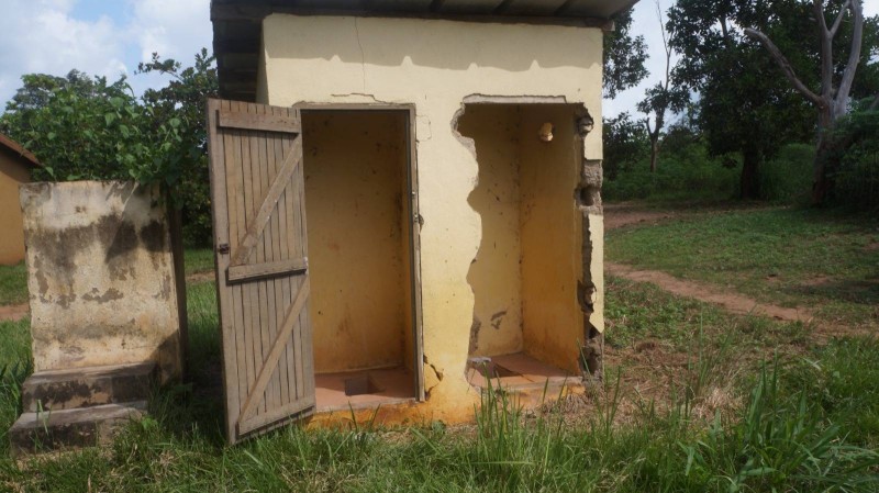 Les toilettes des élèves de l'école primaire a réhabiliter (DR)