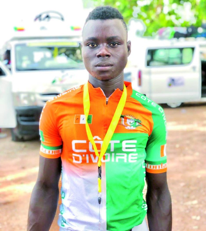 Le jeune ivoirien Andé Emmanuel a mené une échappée pendant 5 tours du circuit à Ouaga hier. (photos : dr)
