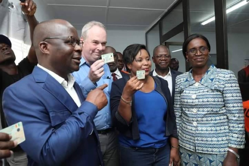La directrice Marie-Chantal Uwanyiligira (2e à partir de la droite) a sa carte Cmu. Elle s’est fait enrôler sur le site in situ de Ferkessédougou. (PH : A. Diarrassouba)