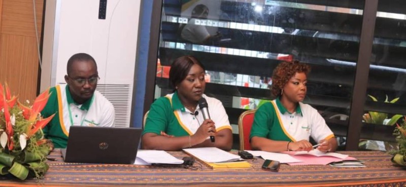 La présidente de l’association impact agri-ivoire, Pascaline Koffi Ahuié (au centre) annonçant le premier concours miss agriculture en Côte d’Ivoire.