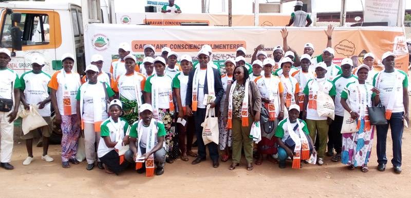 Photo de famille des participants à la caravane. (Ph: Charles Kazoni)