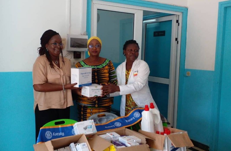Remise symbolique d'un échantillon du don par Mme Gbané (à gauche ) à Mme Coulibaly (à droite )