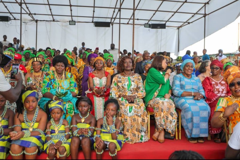 La ministre Mariatou Koné au milieu de ses filleules