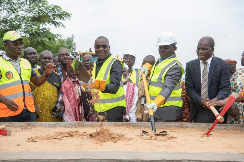 Le ministre Amadou Koné (3ème à partir de la droite) donne officiellement le coup d'envoi des travaux