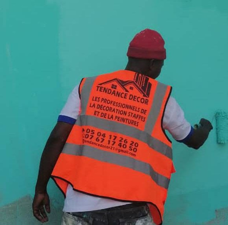 Les travaux de revêtement ont été lancés en présence de l'artiste bienfaiteur. (Dr)