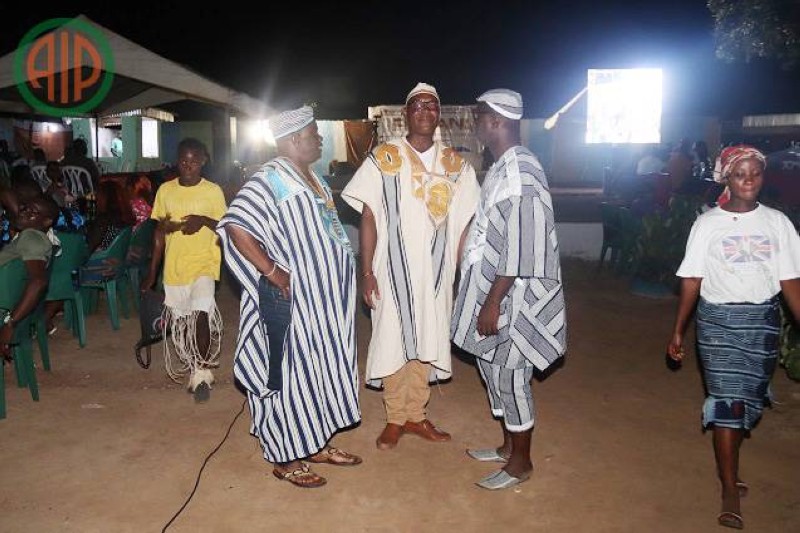Des participants au festival FEMANI de Divo, venus en tenues traditionnelles africaines. (DR)
