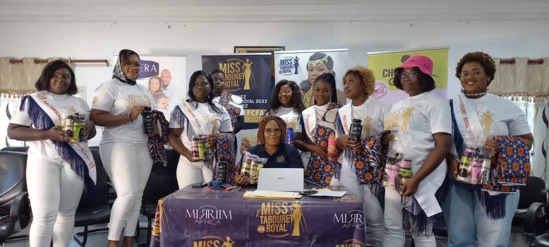 La présidente du Comité d'organisation, Christiane Mahilé (assise) entourée du finalistes du concours (Dr)